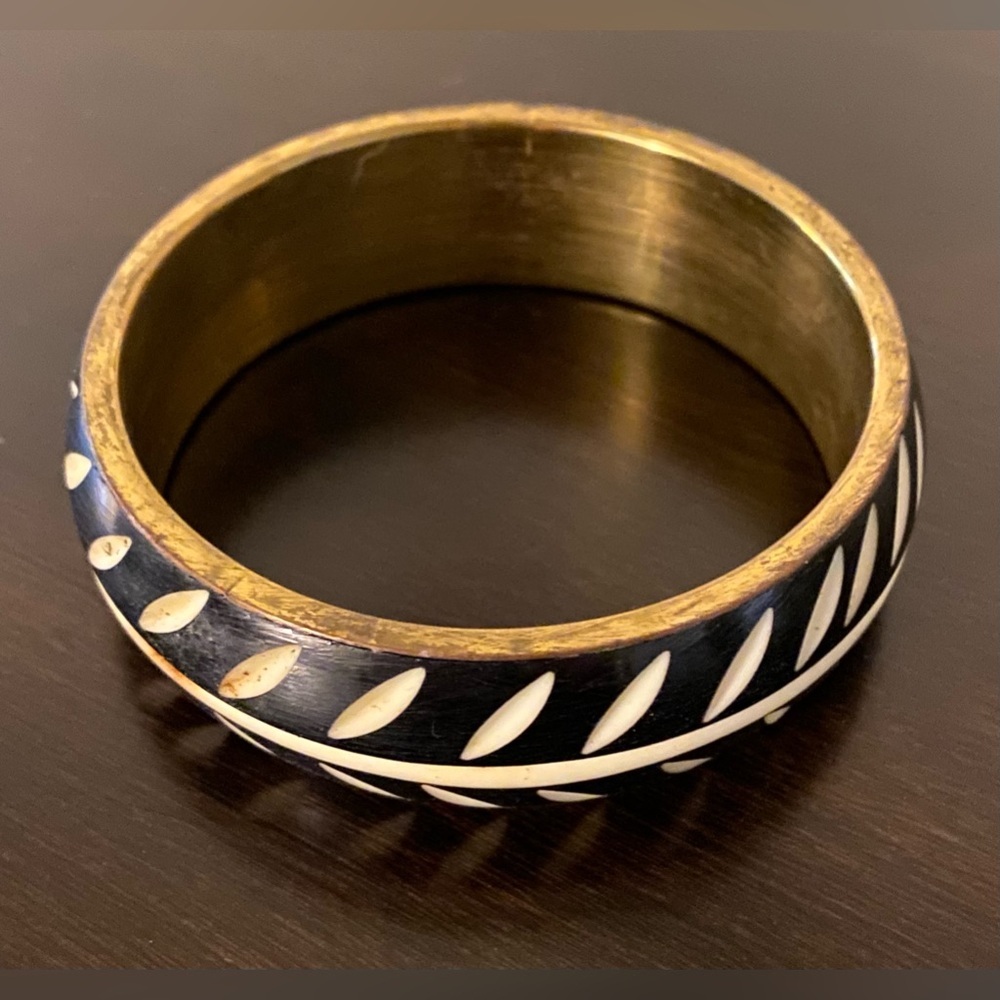 Vintage Bakelite Bangle Bracelet | Black & White Brass Inlay | Statement Jewelry - Picture 3 of 3